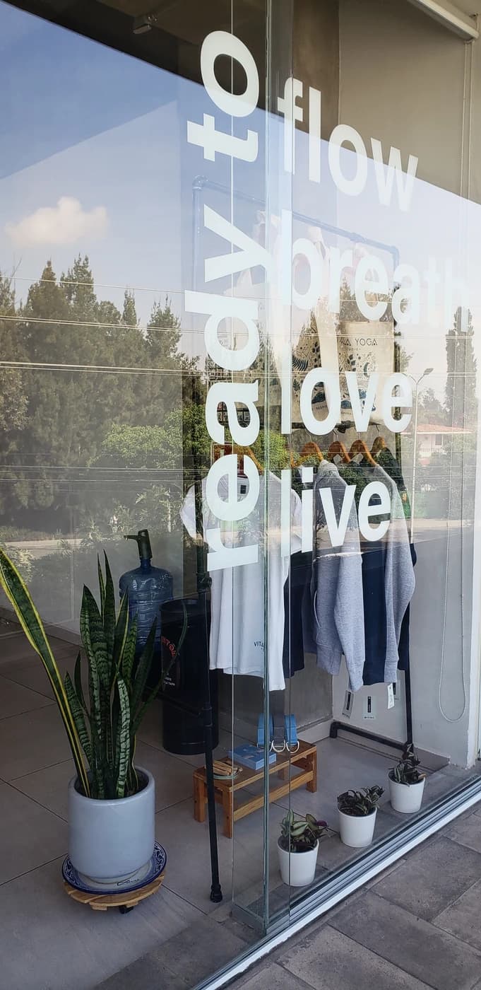 La vitrina del estudio, con ready to flow, breath, love, live en el vidrio