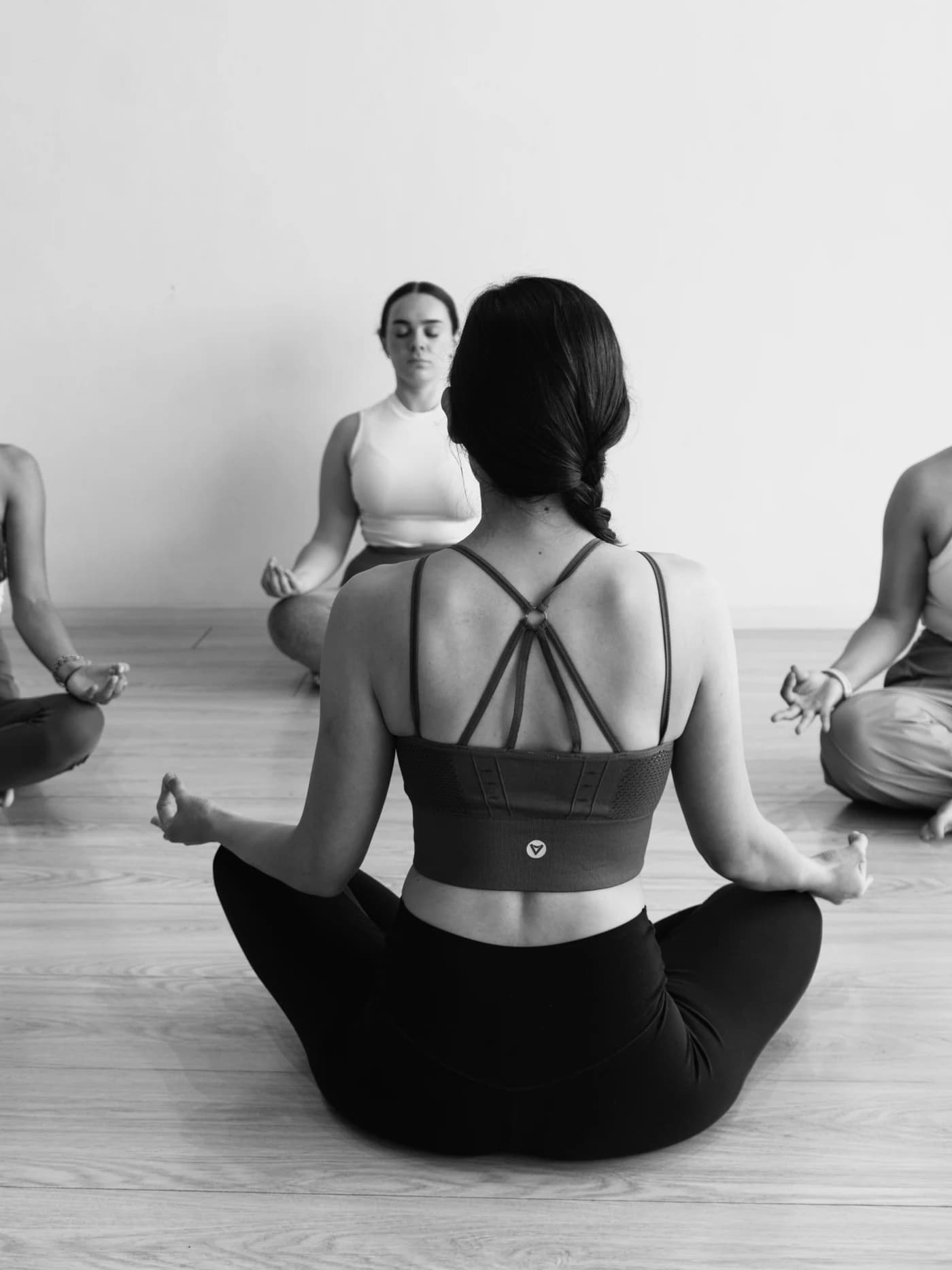 Un círculo de estudiantes meditando en el salón de Vitala